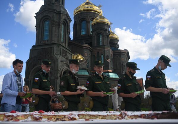 Военнослужащие на православной яблочной ярмарке, приуроченной к празднику Преображения Господня