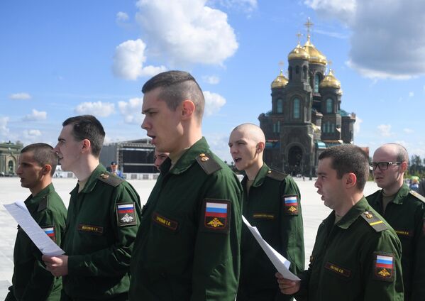 Военнослужащие у Главного храма Вооруженных сил РФ в Московской области во время праздника Преображения Господня