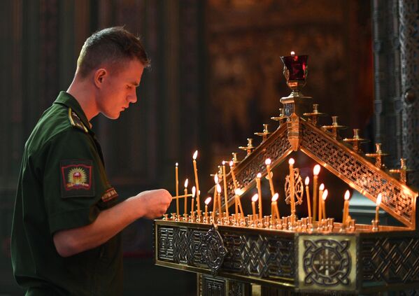 Военнослужащий в Главном храме Вооруженных сил РФ в Московской области во время праздника Преображения Господня