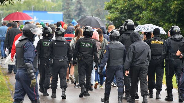 Сотрудники правоохранительных органов у центральной проходной Минского тракторного завода, где проходит акция протеста