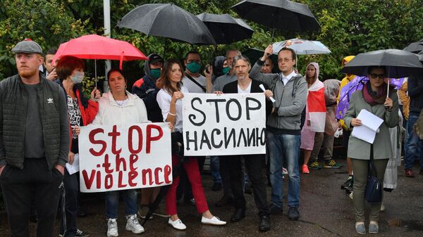 Участники акции протеста у центральной проходной Минского тракторного завода