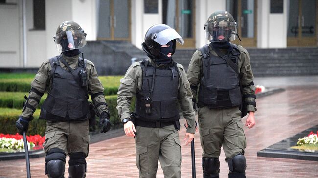 Сотрудники правоохранительных органов возле Дома правительства на площади Независимости в Минске