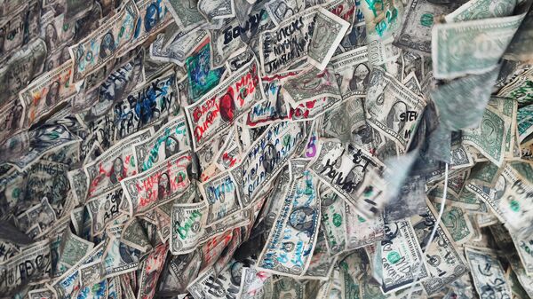 Банкноты, использованные в интерьере кафе на острове Ки-Уэст в штате Флорида