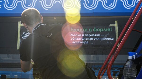 Размещение наклейки на электробусе, напоминающей о необходимости носить маски и перчатки в транспорте Москвы