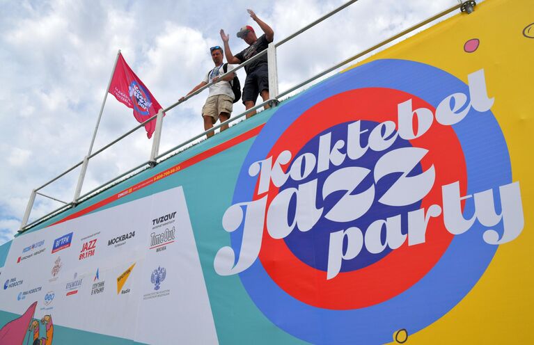 Подготовка к открытию ежегодного международного джазового фестиваля Koktebel Jazz Party в Коктебеле