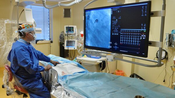 Рентгенохирург работает в операционно-ангиографическом комплексе центра сердечно-сосудистой хирургии