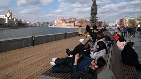 Отдыхающие на Крымской набережной в Москве