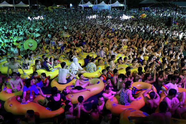 Музыкальный фестиваль в бассейне в Ухани 