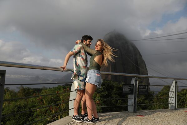 Пара возле горы Сахарная Голова в Рио-де-Жанейро