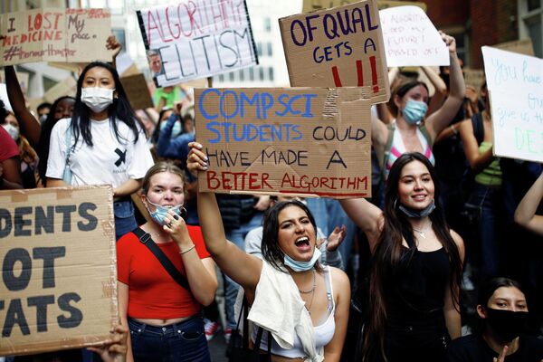 Акция протеста студентов около департамента образования в Лондоне 