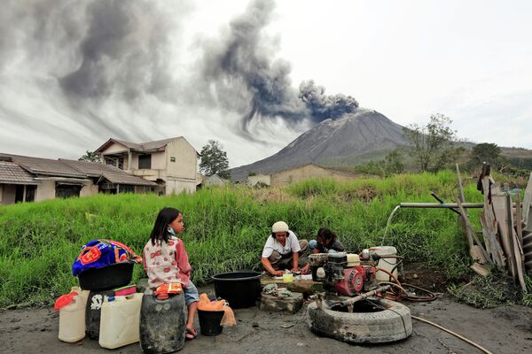 Извержение вулкана Синабунг в Индонезии 