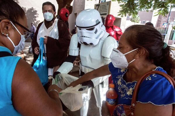 Фанаты Звездных войн раздают еду и напитки родственникам пациентов больницы Игнасио Гарсия Мексиканского института социального обеспечения в Мериде