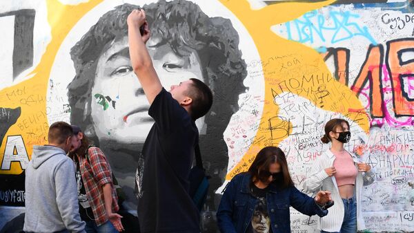 Поклонники Виктора Цоя собрались у его стены на Арбате, чтобы почтить память музыканта в тридцатую годовщину его гибели