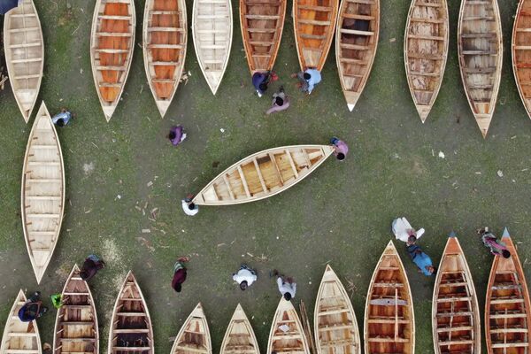 Вид с воздуха на рынок деревянных лодок в Маникгандже, Бангладеш