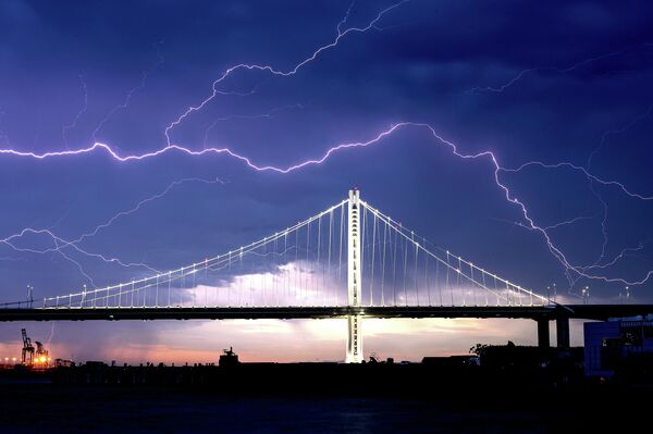 Молния над мостом между Сан-Франциско и Оклендом