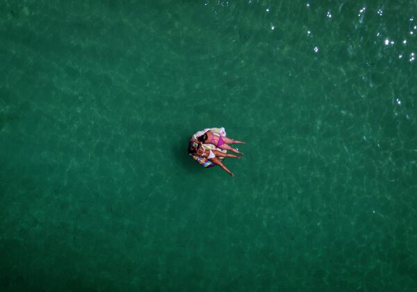 Отдыхающие в море у берегов острова Гран-Канария