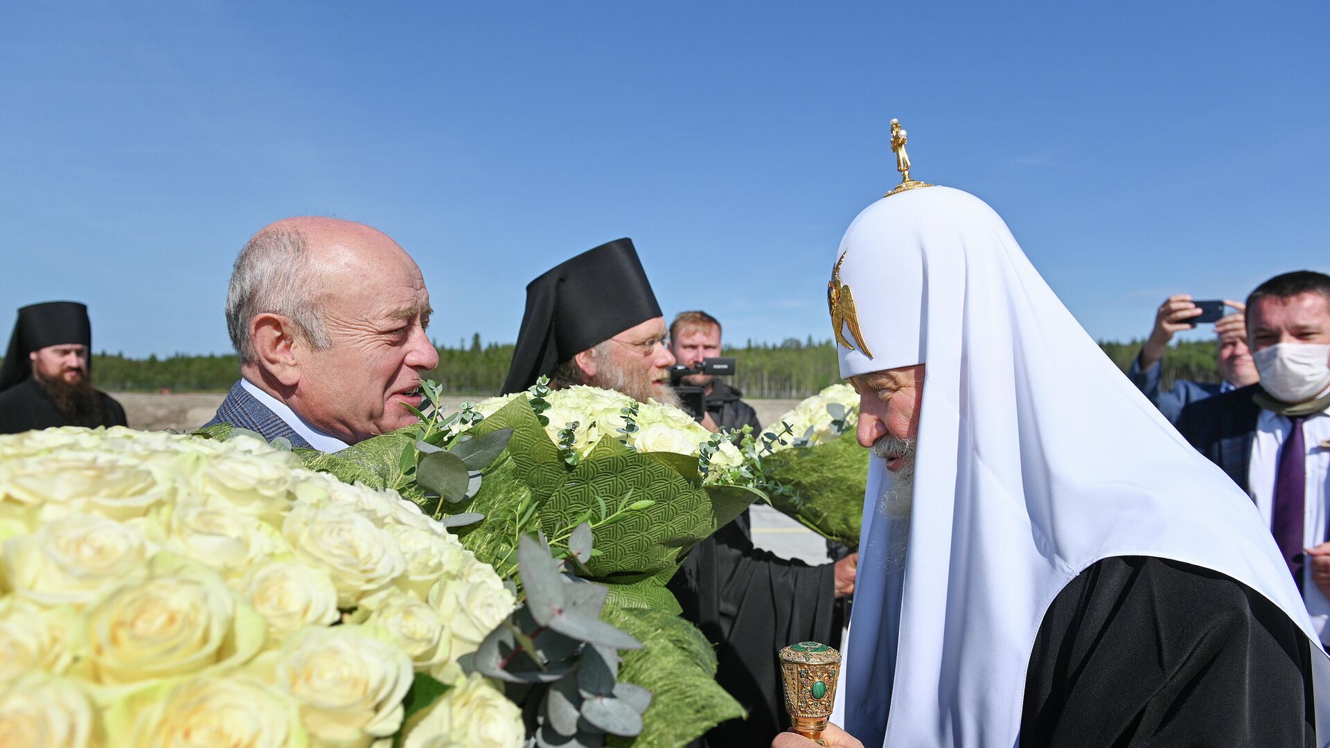 Патриарх Московский и всея Руси Кирилл председатель Совета Фонда по сохранению и развитию Соловецкого архипелага Михаил Фрадков во время встречи в аэропорту Соловецкого архипелага - РИА Новости, 1920, 20.08.2020