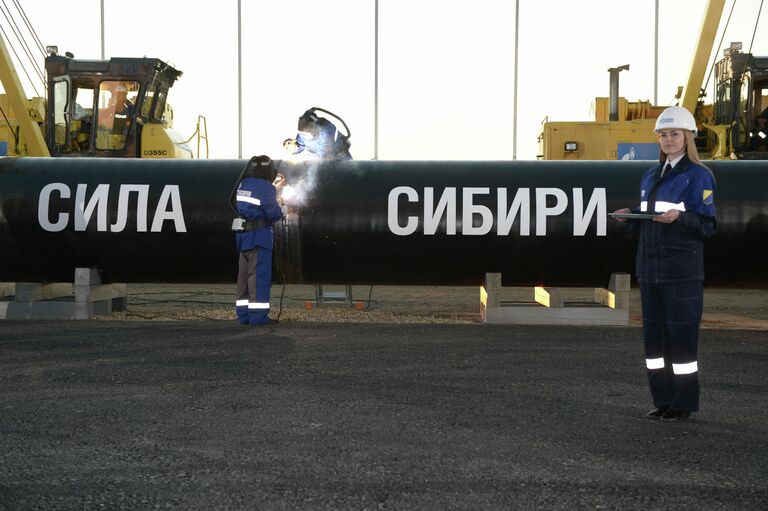 Сварка шва на церемонии соединения первого звена магистрального газопровода Сила Сибири на Намском тракте у села Ус Хатын Сварка шва на церемонии соединения первого звена магистрального газопровода Сила Сибири на Намском тракте у села Ус Хатын