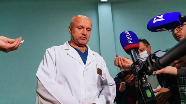 Заместитель главного врача больницы скорой медицинской помощи No1 в Омске Анатолий Калиниченко во время общения с журналистами 