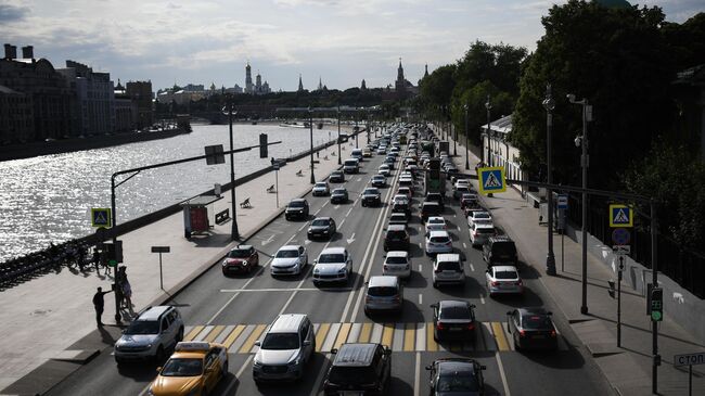 Автомобили на Москворецкой набережной в Москве