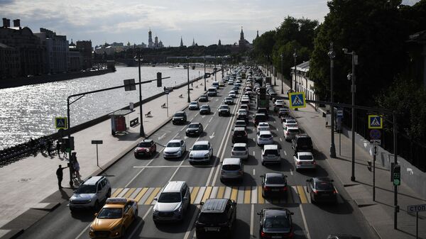 Автомобили на Москворецкой набережной в Москве