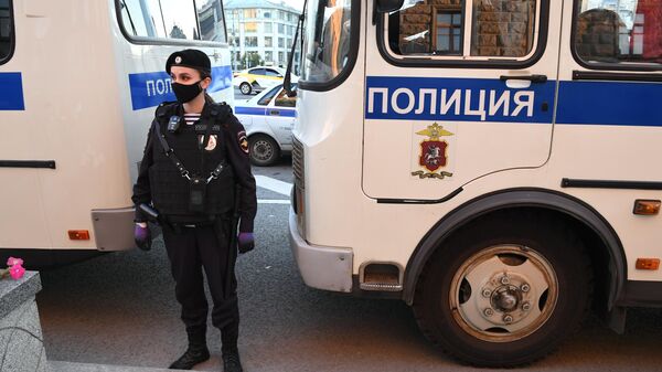 Сотрудница правоохранительных органов на Лубянской площади в Москве, где возможны акции в поддержку Алексея Навального
