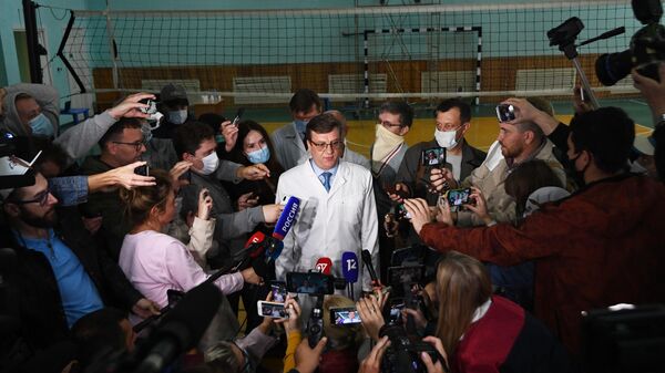 Главный врач омской БСМП №1 Александр Мураховский выступает на брифинге, посвященном состоянию здоровья Алексея Навального