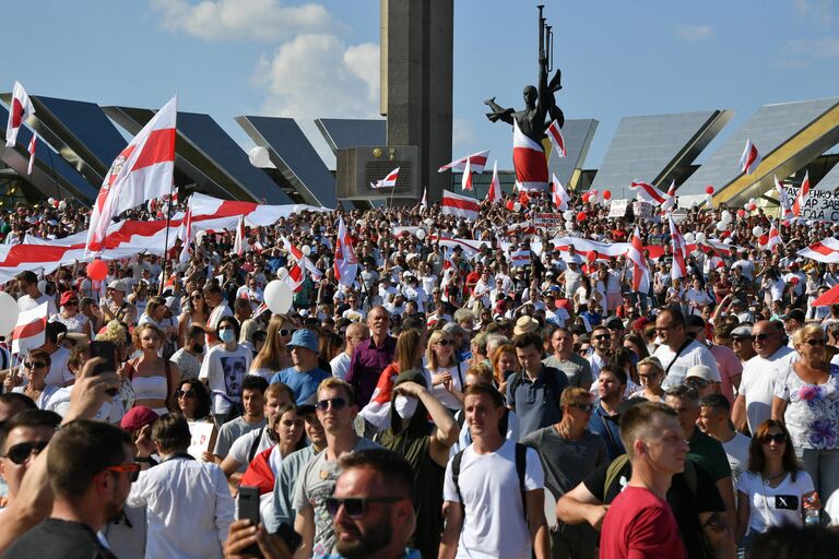 Участники общегражданского марша За свободу у стелы Минск — город-герой в Минске Участники общегражданского марша За свободу у стелы Минск — город-герой в Минске
