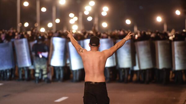 Участник акции протеста на одной из улиц в Минске