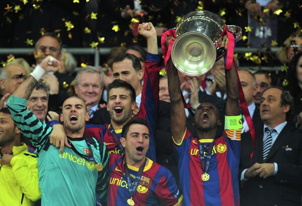 2011 год. Футболисты Барселоны с трофеем Лиги чемпионов 2011 год. Футболисты Барселоны с трофеем Лиги чемпионов
