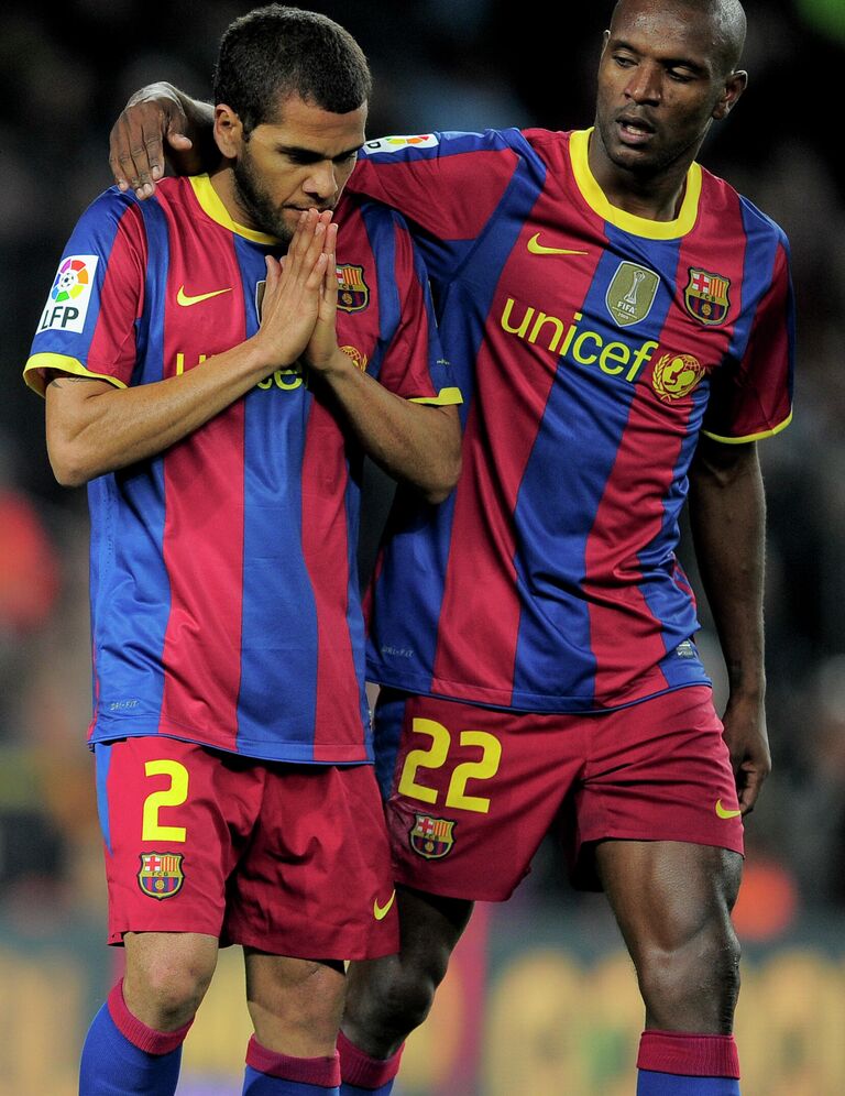 2010 год. Футболисты Барселоны Дани Алвес (слева) и Эрик Абидаль 2010 год. Футболисты Барселоны Дани Алвес (слева) и Эрик Абидаль