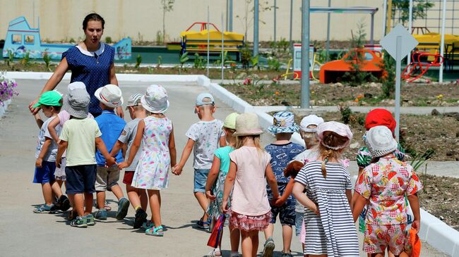 Дети с воспитателем в детском саду