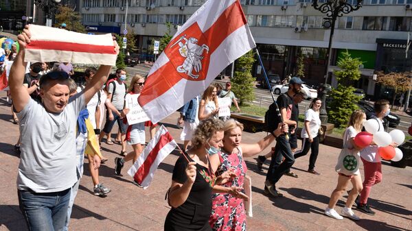 Участники акции в Киеве в поддержку протестующих в Белоруссии