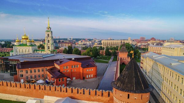 Тульский кремль. Справа внизу: Наугольная башня, в центре: Музейно-выставочный комплекс, на дальнем плане: Успенский собор