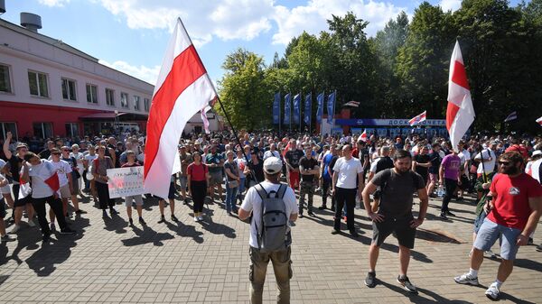 Участники митинга оппозиции возле Минского моторного завода