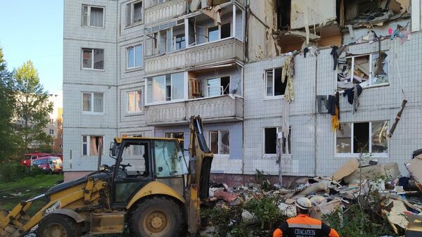Сотрудники МЧС РФ работают на месте взрыва бытового газа в жилом доме No5 по улице Батова в Ярославле