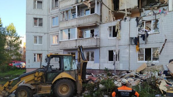 Сотрудники МЧС РФ работают на месте взрыва бытового газа в жилом доме No5 по улице Батова в Ярославле