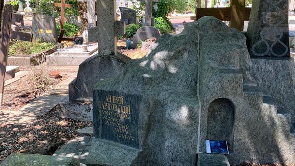 Могила Андрея Тарковского на кладбище Сент-Женевьев-де-Буа под Парижем