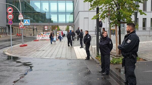 Полиция перегородила проезд в приемный покой больницы в Берлине, куда доставили Навального