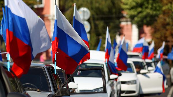 Участники автопробега в честь Дня государственного флага России в Краснодаре