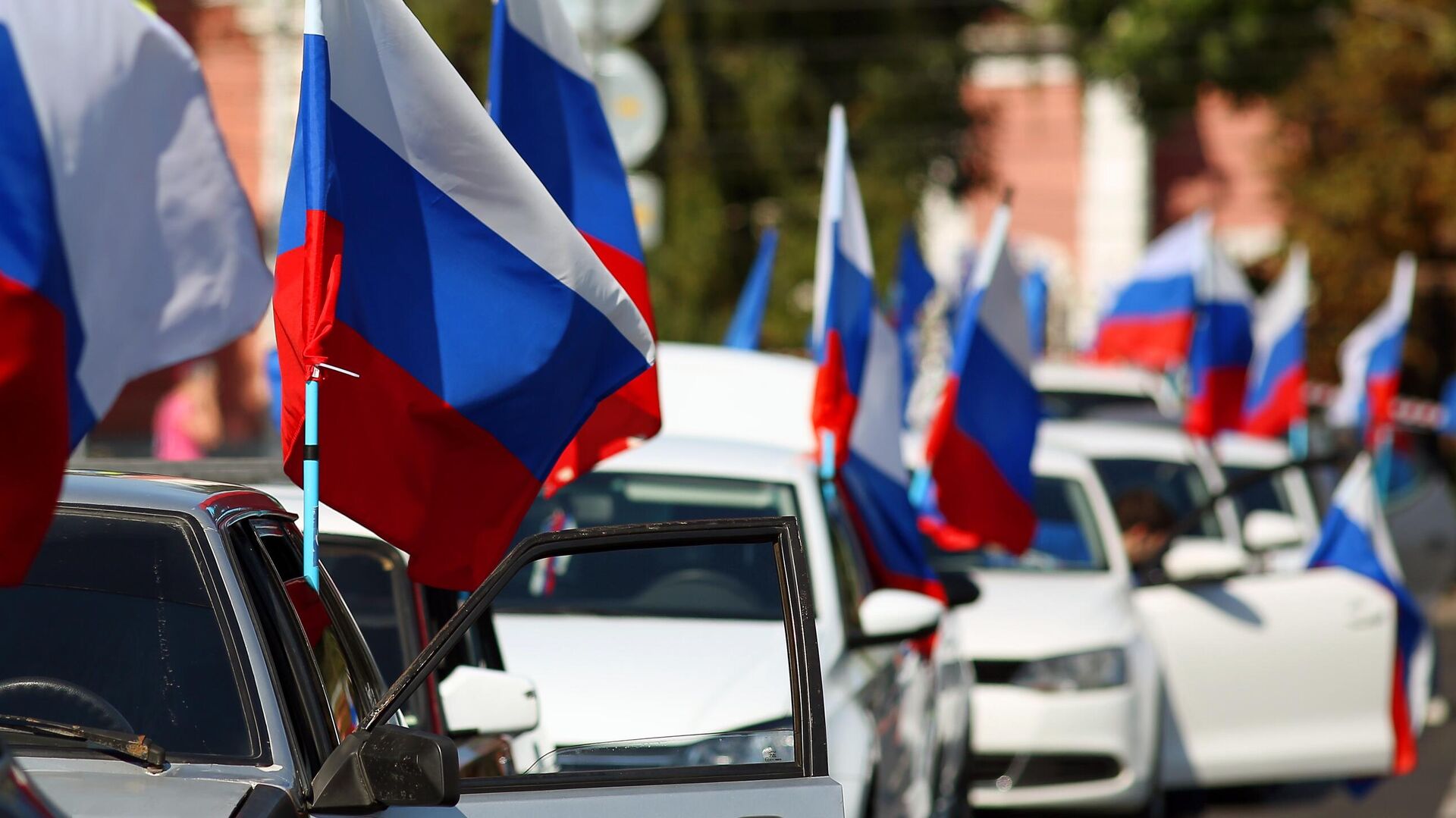 Участники автопробега в честь Дня государственного флага России в Краснодаре - РИА Новости, 1920, 12.06.2021