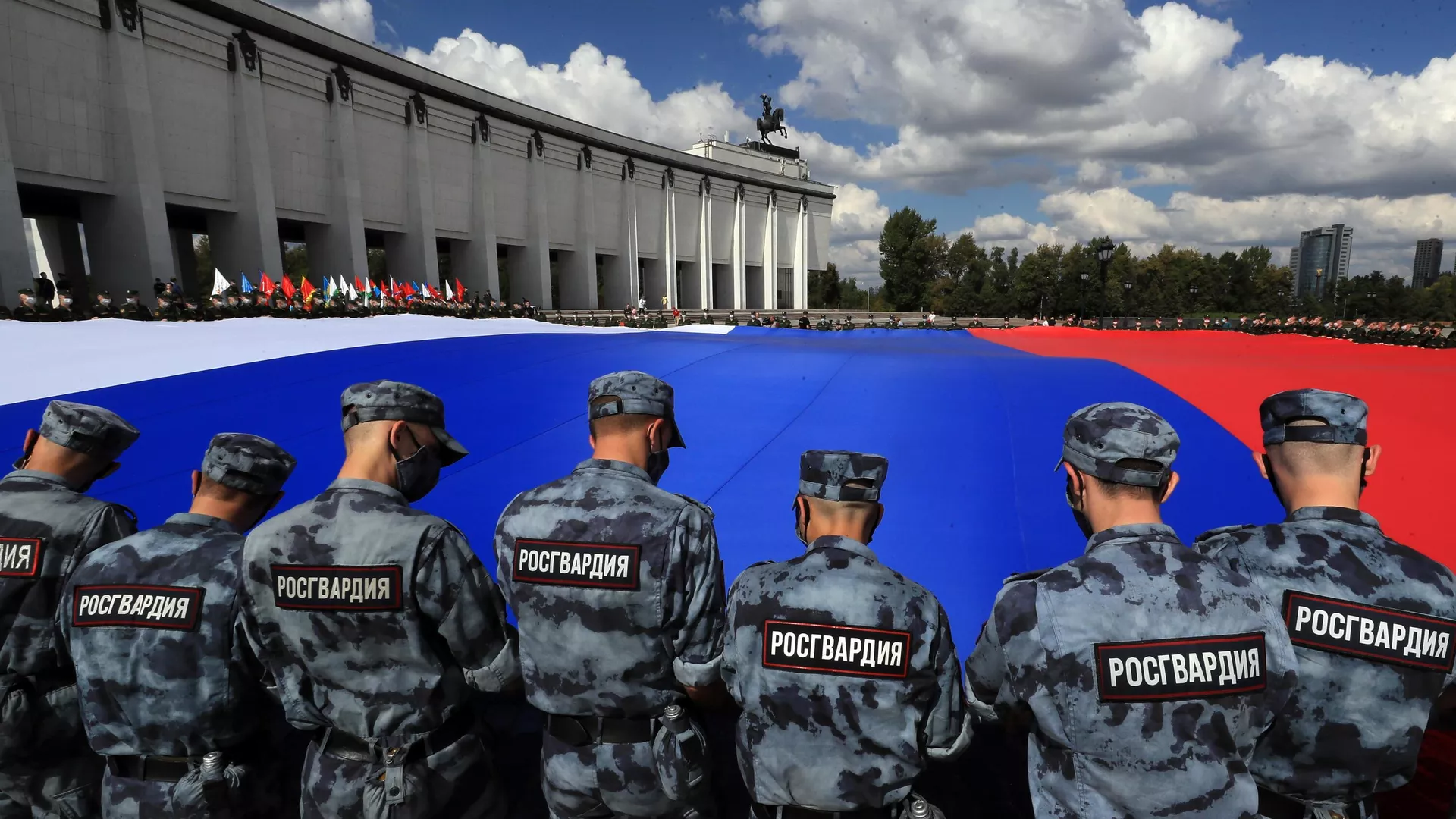 Военнослужащие разворачивают триколор у музея Победы на Поклонной горе в Москве во время празднования Дня Государственного флага РФ - РИА Новости, 1920, 22.12.2021