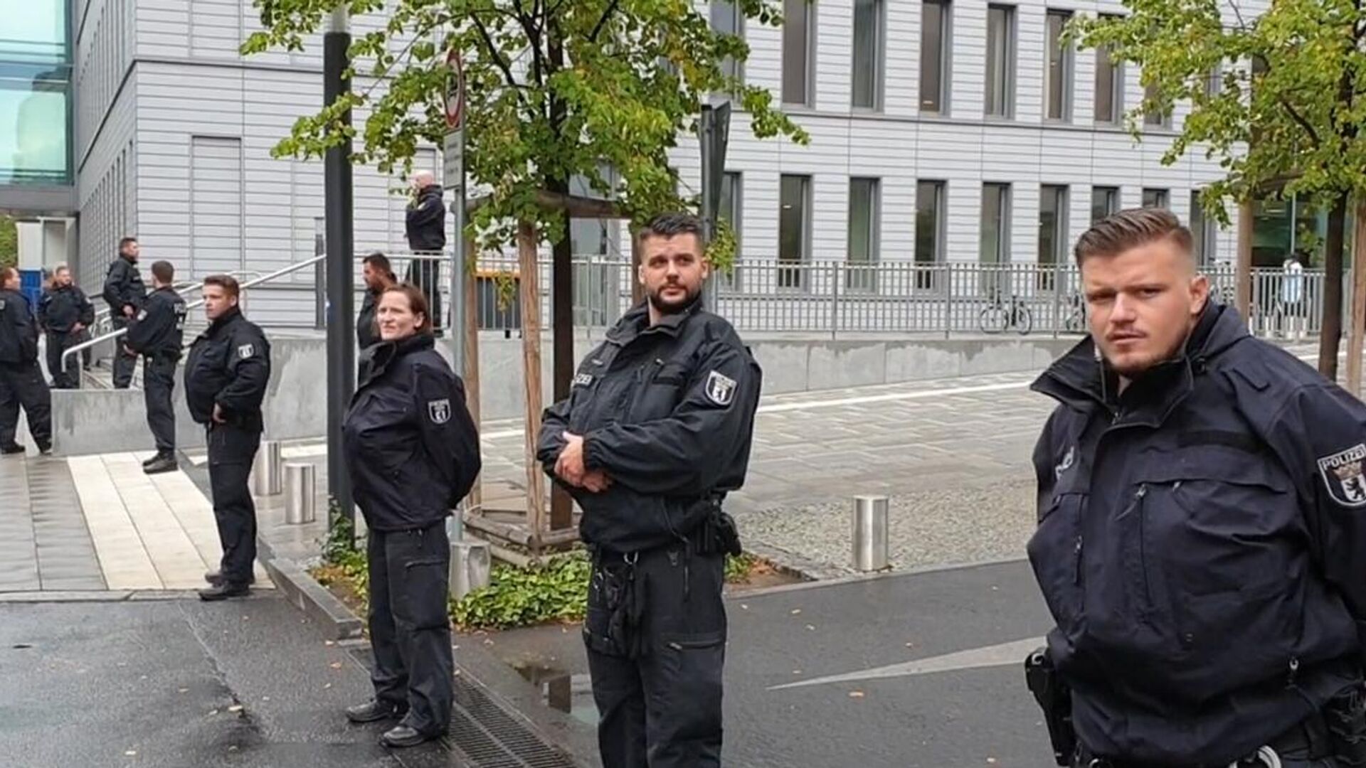 Навальный риа. Навальный в Берлине. Охранная полиция Германии. Навальный полиция.