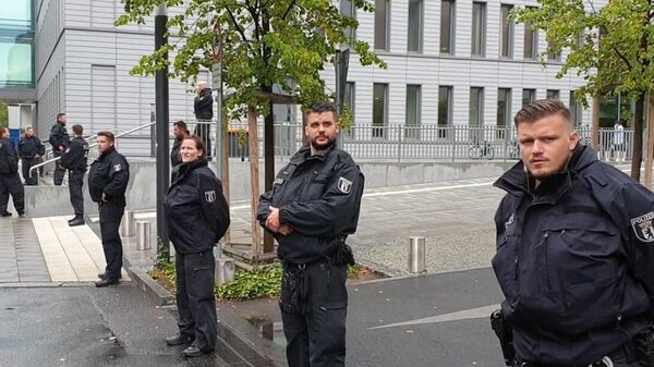 Сотрудники полиции у клиники Шарите в Берлине, куда доставлен Алексей Навальный