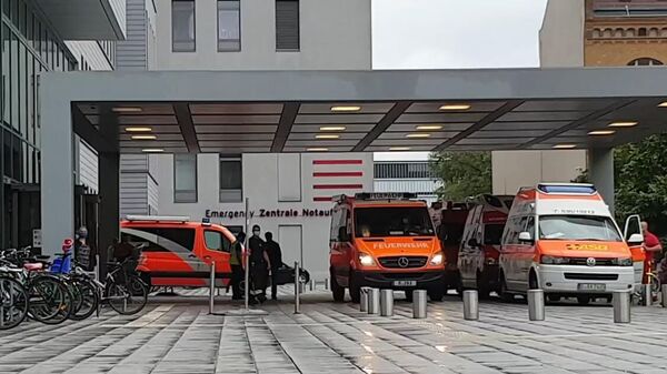 Автомобили скорой помощи у клиники Шарите в Берлине, куда доставлен Алексей Навальный