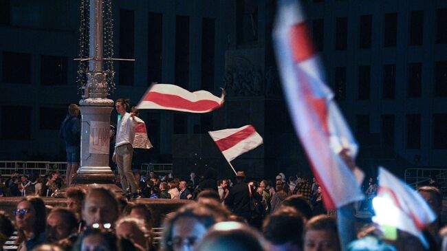 Участники мирной акции протеста на площади Независимости в Минске