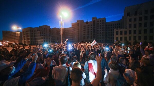 Участники мирной акции протеста на площади Независимости в Минске
