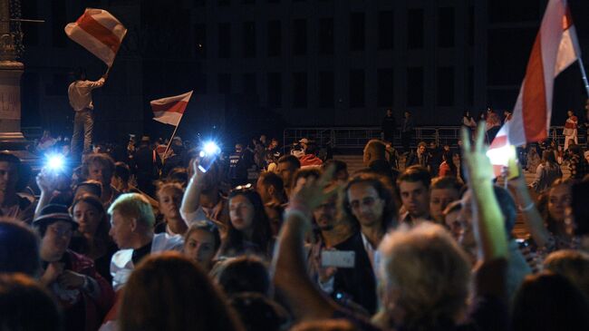 Участники мирной акции протеста на площади Независимости в Минске