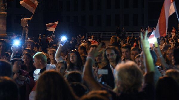 Участники мирной акции протеста на площади Независимости в Минске