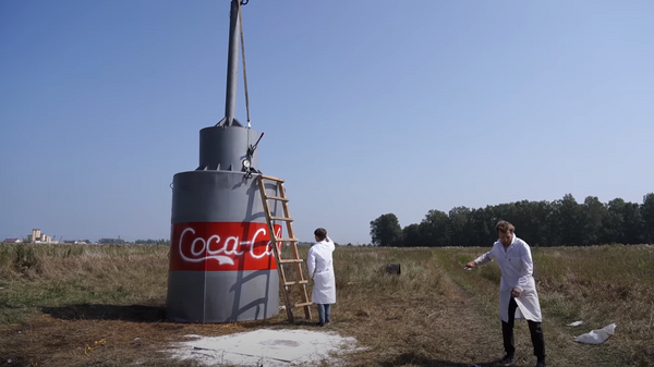 Блогер высыпал соду в десять тысяч литров кока-колы